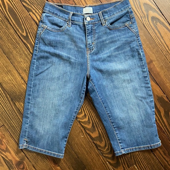 Levi’s Perfectly Slimming Sequined Jean Short 10 - Picture 4 of 17